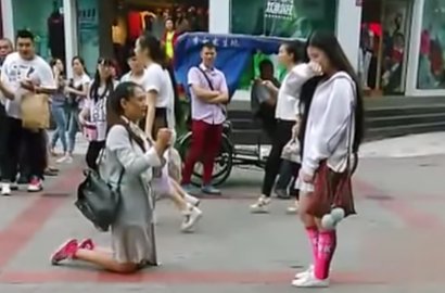 Beredar Video Wanita di Tiongkok Lamar Pacar Lesbinya di Pinggir Jalan