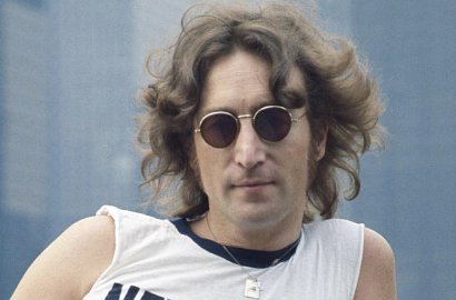 2 Ribu Fans Rayakan Ultah John Lennon dengan Bikin Lambang Peace Terbesar