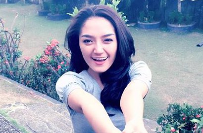 Siti Badriah Tak Pakai Celana di Depan James Thomas cs?