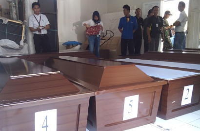 Sekeluarga Korban Aviastar Dimakamkan Satu Liang Lahat