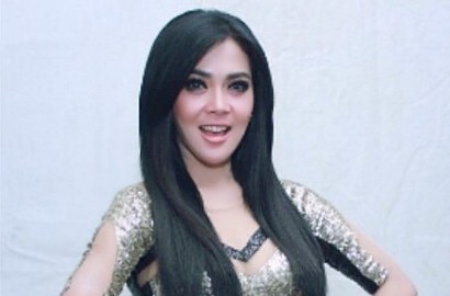Pakai Baju dari Pita Plastik, Syahrini Tampil Meriah di HUT Global TV ke-13