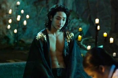 Tak Lagi Jadi Vampir, Intip Gaya Kasual Lee Soo Hyuk di 'Neighborhood's Hero'