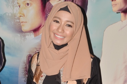 Saling Senyum, Intip Chemistry Manis Laudya Cynthia Bella-Reza Rahadian di Foto 'Talak Tiga'