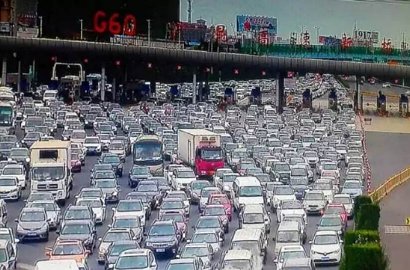 Macet Parah, 50 Mobil Berjajar di Jalanan Tiongkok