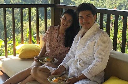 Ciuman Mesra Hingga Renang Pakai Bikini, Romantisnya Bulan Madu Chelsea-Glenn