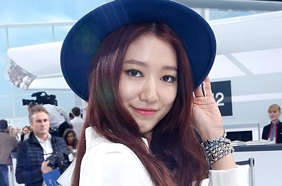Stylish di Fashion Show Paris, Cantik Park Shin Hye atau Liu Wen 'Mantan Istri' Siwon?