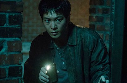 Lari-Lari, Joo Won Tampak Serius di Poster Terbaru 'It's Him'
