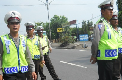 Beri Cokelat Pada Pengguna Jalan, Polisi Ini Panen Pujian