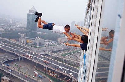 Intip Ekstrimnya Karya Fotografi Konyol Li Wei