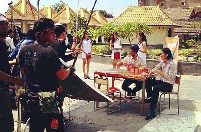 Pose Bareng di Foto 'Talak Tiga', Lebih Ganteng Vino Bastian atau Reza Rahadian?