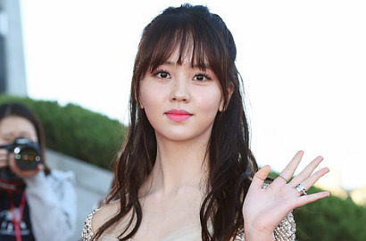 Tampil Polos, Kim So Hyun Tetap Cantik Saat Selca di Lokasi Syuting 'Pure Love'