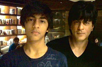 Tampil Pakai Jas, Shahrukh Khan Atau Putranya Aryan Lebih Menawan?