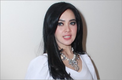 Pakai Gaun Pita Warna-Warni, Syahrini Pamer 7 Juta Followers di Instagram