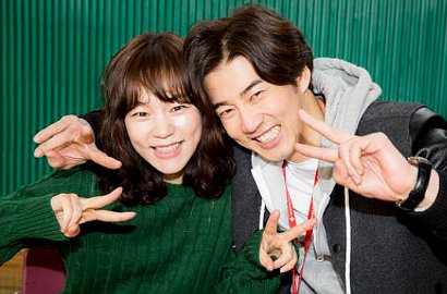 Duh, Yoon Kye Sang Tidur Seranjang Bareng Han Ye Ri di Poster 'Dramatic Night'