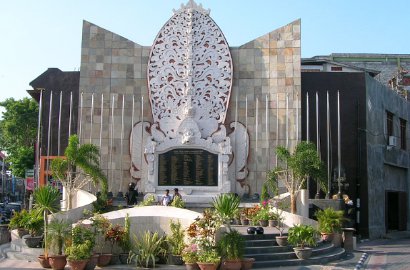 Peringati 13 Tahun Bom Bali, WNI dan Warga Asing Lakukan Tabur Bunga