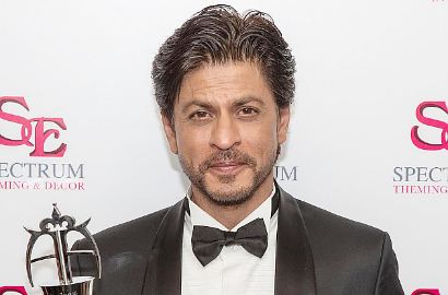 Naik Mobil Bareng Shahrukh Khan, AbRam Super Imut Joget di Kursi Belakang
