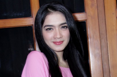 Akhirnya Unggah Foto Bareng Anak, Fans Larang Angel Karamoy Cerai