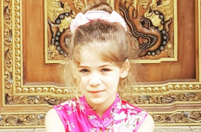 Awww, Imutnya Isabella Damla 'Elif' Naik Komidi Putar