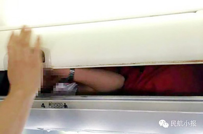Pramugarinya Dipaksa Berbaring di Kompartemen, Netter Kecam Kunming Airlines