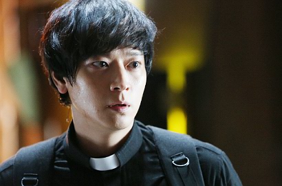 Seram, Kang Dong Won Jadi Pengusir Roh Jahat di Trailer 'Black Priests'