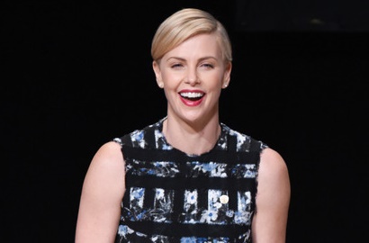 Charlize Theron Bakal Gantikan Posisi Brad Pitt di Film 'The Gray Man'?