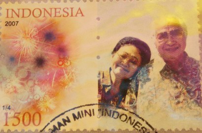 Wah, Foto Mesra Mantan Presiden Soeharto dan Ibu Tien Dijadikan Prangko