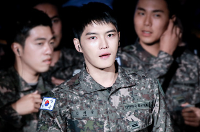 Tanpa  Pengawal, Jaejoong JYJ Dikerubungi Fans Saat Tampil di CISM 2015