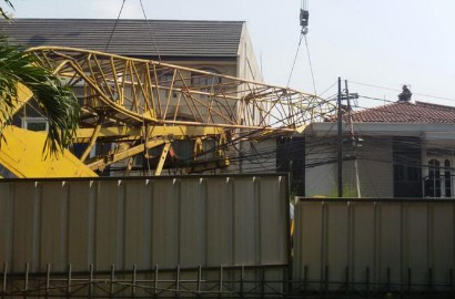 Crane Proyek Jalan Layang Menimpa Rumah Jenderal Purnawirawan, Kok Bisa?