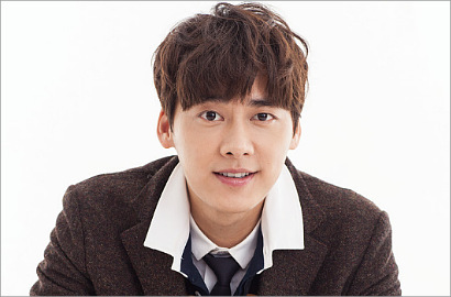 Intip Gaya Macho Li Yifeng di Poster 'Mr Six' Kris Eks EXO