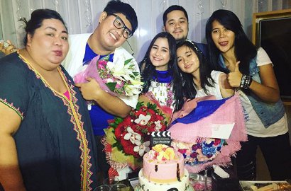 Imutnya Gitar Spesial Doraemon Hadiah Aliando untuk Ultah Prilly Latuconsina
