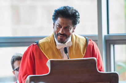Shahrukh Khan Terima Gelar Doktor dari Universitas Edinburgh