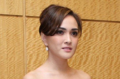 Liburan di Pantai, Intip Pose Seksi Shandy Aulia Berbikini