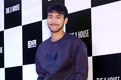 Unggah Foto dengan Cewek Bergaun Merah, Siwon Disuruh Fans Nikah