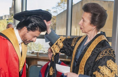 Bangga Dapat Gelar Doktor, Shahrukh Khan Pamer Sertifikat