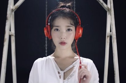 Cerianya IU Main Kuda-Kudaan dan Ayunan di Teaser MV 'Shoes'