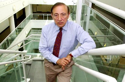 Dokter Ini Klaim Telah Temukan Vaksin HIV/AIDS, Benarkah?