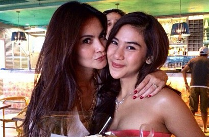 Foto Bareng Cut Tari, Adinda Thomas Pamer Belahan Dada