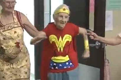 Ultah ke-103, Nenek di California Pilih Pakai Kostum Wonder Woman