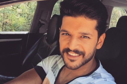 Pose Menawan di Tepi Kolam, Emre Kivilcim 'Selim' Disebut Mirip Indian?