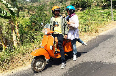 Romantis, Laudya Cynthia Bella Dibonceng Vespa Reza Rahadian di 'Talak Tiga'