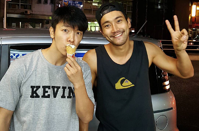 Bikin Ngakak, Donghae SuJu Jadi Cewek Seksi Digendongan Siwon