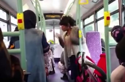 Hina Wanita Muslim, Perempuan Berkulit Hitam di Inggris Ditangkap