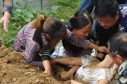 Wanita Dikubur Hidup-Hidup Usai Pertengkaran dengan Preman