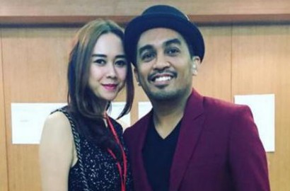 Aura Kasih Malu-Malu Saat Wajahnya Muncul di Layar Konser Glenn Fredly
