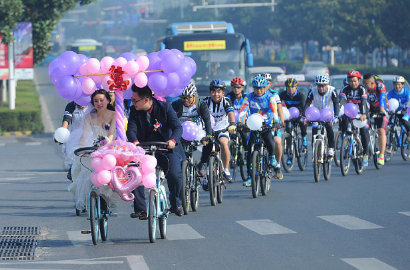Jatuh Cinta saat Gowes, Pasangan Baru Nikah Ini Diarak 60 Pesepeda