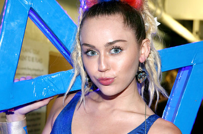 Hadiri Acara Amal, Miley Cyrus Justru Pamer Pantat di Atas Panggung