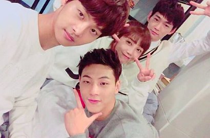 Ramai Foto Eun Ji Peluk Ji Soo, Bakal Ada Cinta Segitiga di 'Cheer Up'?