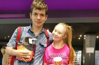 Aw, Romantisnya Model Pengidap Down Syndrome Ini dengan Sang Pacar