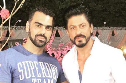 Kembali ke Lokasi Syuting 'Dilwale' di Hyderabad, Shahrukh Khan Malah Foto-Foto