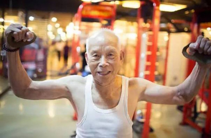Kalahkan Anak Muda, Rajin Fitness Bikin Kakek Berusia 93 Tahun Ini Masih Berotot